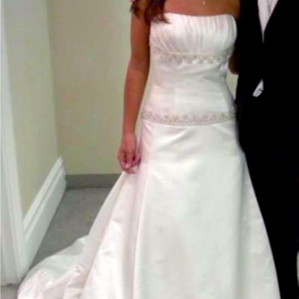 New size 2 petite wedding dress from Kleinfelds NY.